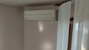 Klimatyzator ścienny w pokoju