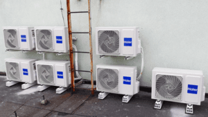 Klimatyzatory zamontowane na zewnętrznej ścianie